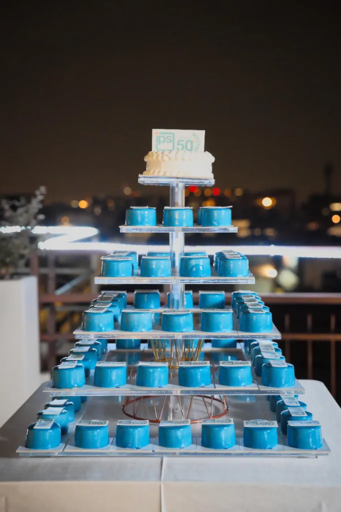 IPS 50th Anniversary — Terrazza Q41 Milano con allestimento celebrativo e torta serale